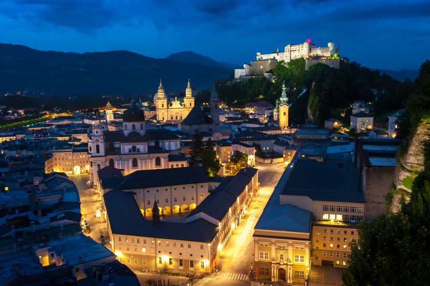 Salzburger Altstadt Festung Hohensalzburg Hofstallgasse Festspielbezirk Nacht