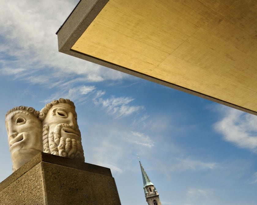 Masken vor dem Festspielhaus