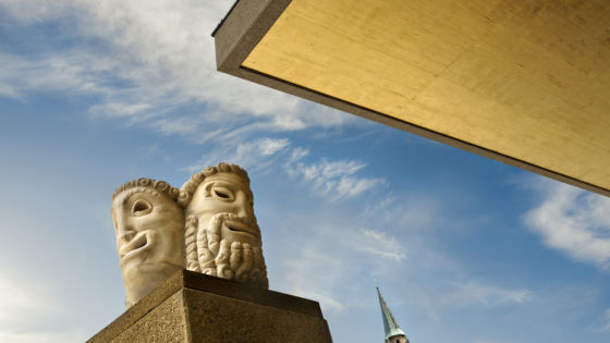 Masken vor dem Festspielhaus