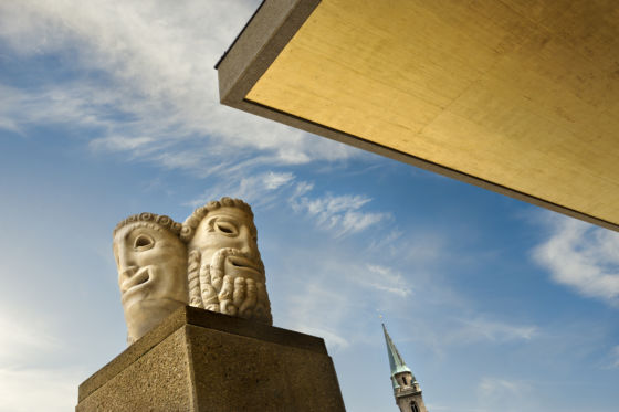 Masken vor dem Festspielhaus