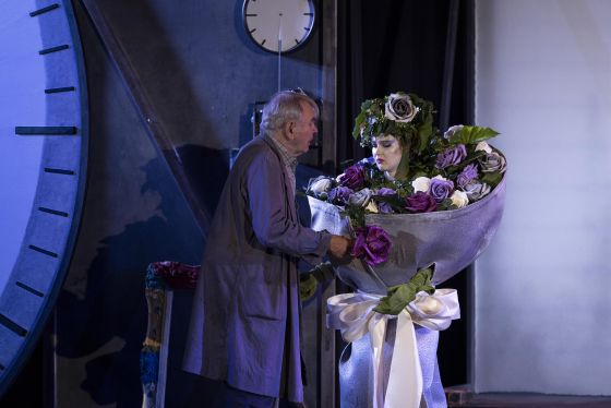 Vom Stern, der nicht leuchten konnte 2021: Branko Samarovski (Mr Alfred), Liubov Medvedeva (Bunch of flowers)