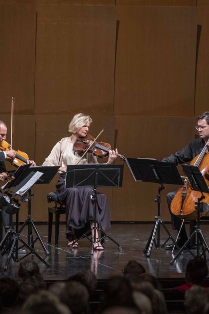 Anne Katharina Schreiber Violin Isabelle Faust Violin Antoine Tamestit Viola Danusha Waskiewicz Viola Christian Poltéra Violoncello Jean-Guihen Queyras Violoncello