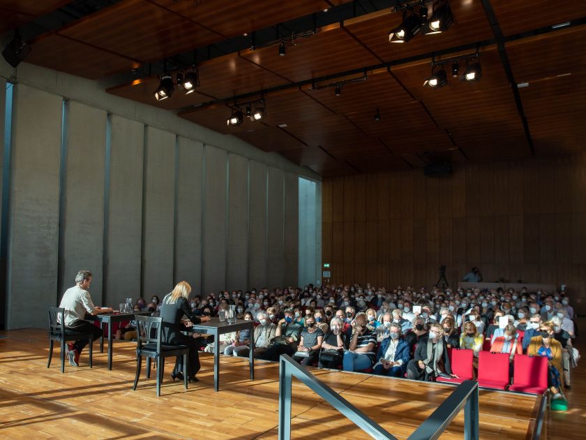 Lesung aus politisch-sozialen Manifesten Kristof Van Boven Mavie Hörbiger