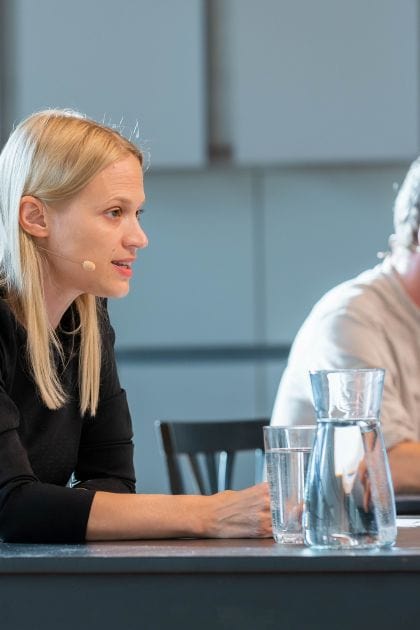 Lesung aus politisch-sozialen Manifesten Mavie Hörbiger Kristof Van Boven