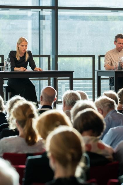 Lesung aus politisch-sozialen Manifesten Mavie Hörbiger Kristof Van Boven