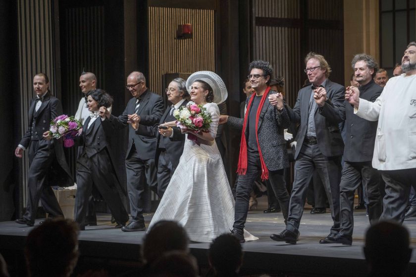 Il barbiere di Siviglia Pfingstfestspiele Salzburg Schlussapplaus Max Sahliger als Ambrogio Arturo Brachetti Rebeca Olvera als Berta Walter Zeh Choreinstudierung Alessandro Corbelli als Bartolo Cecilia Bartoli als Rosina Rolando Villazón Regisseur Stefan Bolliger Licht Gianluca Capuano Dirigent Nicola Alaimo als Figaro