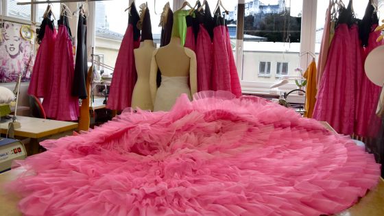 Einblick in die Damenschneiderei Salzburger Festspiele
