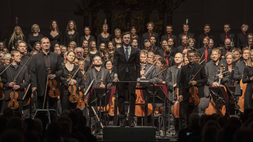 Maxime Pascal Dirigent Bachchor Salzburg SWR Symphonieorchester