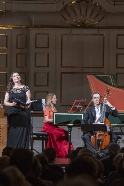 Bach privat Georg Nigl Baritone Maria Krestinskaya Violin Marie-Claude Chappuis Mezzo soprano Magdalena Malec Harpsichord Organ Vittorio Ghielmi Viola da Gamba Luca Pianca Lute