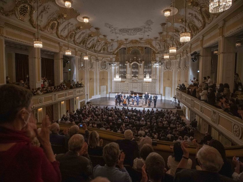Kammerkonzert Christoph Koncz Violine Daniel Ottensamer Klarinette Julia Hagen Violoncello Adélaïde Ferrière Harmonium Renaud Capuçon Violine Guillaume Bellom Klavier Alois Posch Kontrabass Gérard Caussé Viola David Guerrier Horn