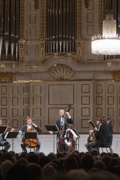 Kammerkonzert Wiener Philharmoniker Volkhard Steude Violine Holger Tautscher-Groh Violine Elmar Landerer Viola Tilman Kühn Viola Bruckner Wolfgang Härtel Violoncello Michael Bladerer Kontrabass Ronald Janezic Horn Sophie Dervaux Fagott Andrea Götsch Klarinette