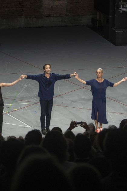 Mitten wir im Leben sind Boštjan Antončič Kreation und Tanz Marie Goudot Kreation und Tanz Jean-Guihen Queyras Violoncello Anne Teresa de Keersmaeker Choregrafie Kreation und Tanz Julien Monty Kreation und Tanz Michael Pomero Kreation und Tanz