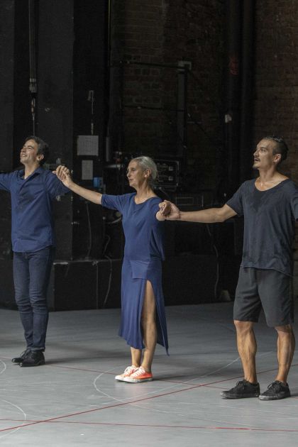 Mitten wir im Leben sind Boštjan Antončič Kreation und Tanz Marie Goudot Kreation und Tanz Jean-Guihen Queyras Violoncello Anne Teresa de Keersmaeker Choregrafie Kreation und Tanz Michael Pomero Kreation und Tanz Julien Monty Kreation und Tanz