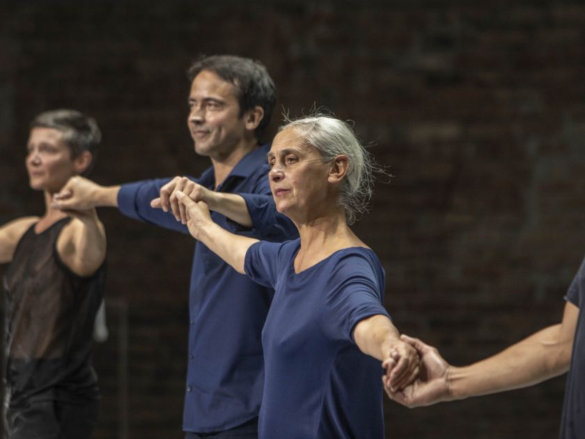 Mitten wir im Leben sind Marie Goudot Kreation und Tanz Jean-Guihen Queyras Violoncello Anne Teresa de Keersmaeker Choregrafie Kreation und Tanz