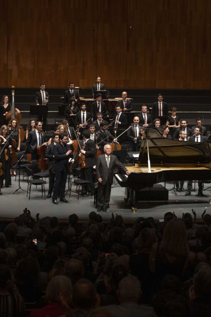 Lahav Shani Dirigent Daniel Barenboim Klavier West-Eastern Divan Orchestra