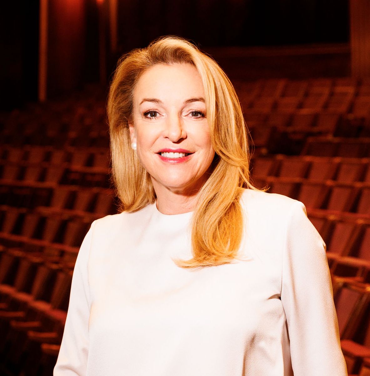 Qiz dik soradi va eshakni yalaydi Yalangoch xonanda Azizaning surati